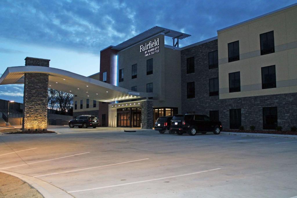 un edificio con un coche aparcado en un aparcamiento en Fairfield by Marriott Inn & Suites St Louis South en St. Louis
