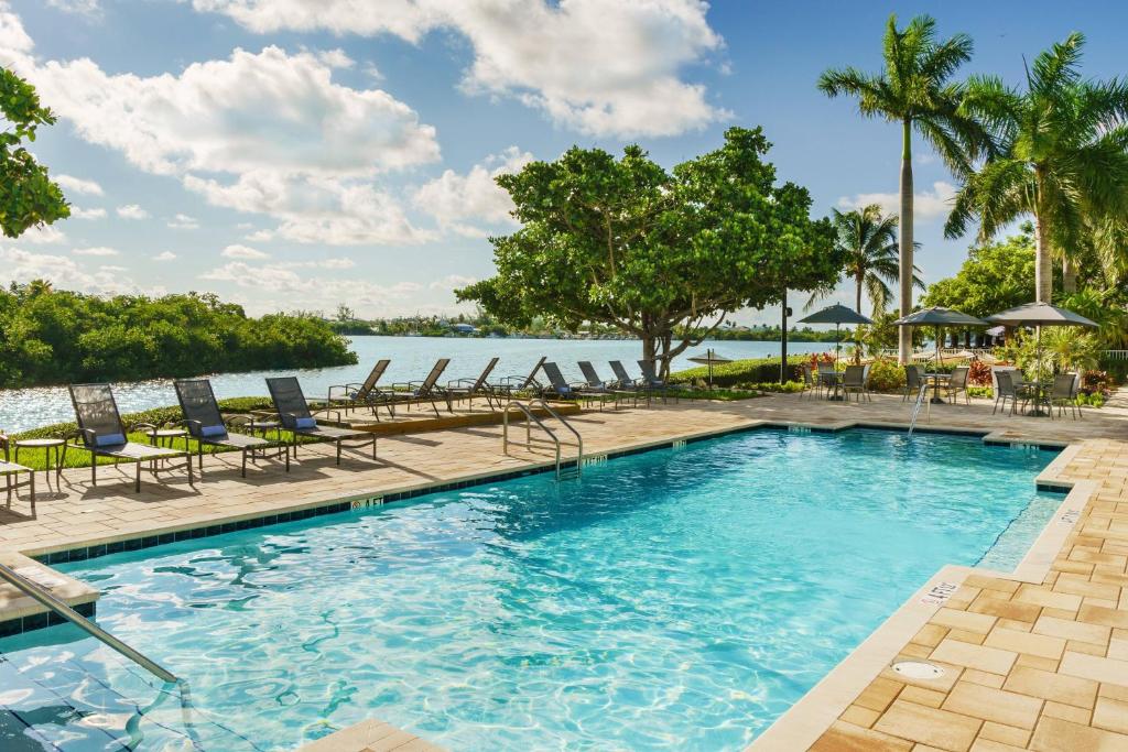 una piscina con sillas y vistas al agua en Fairfield by Marriott Inn & Suites Marathon Florida Keys en Marathon
