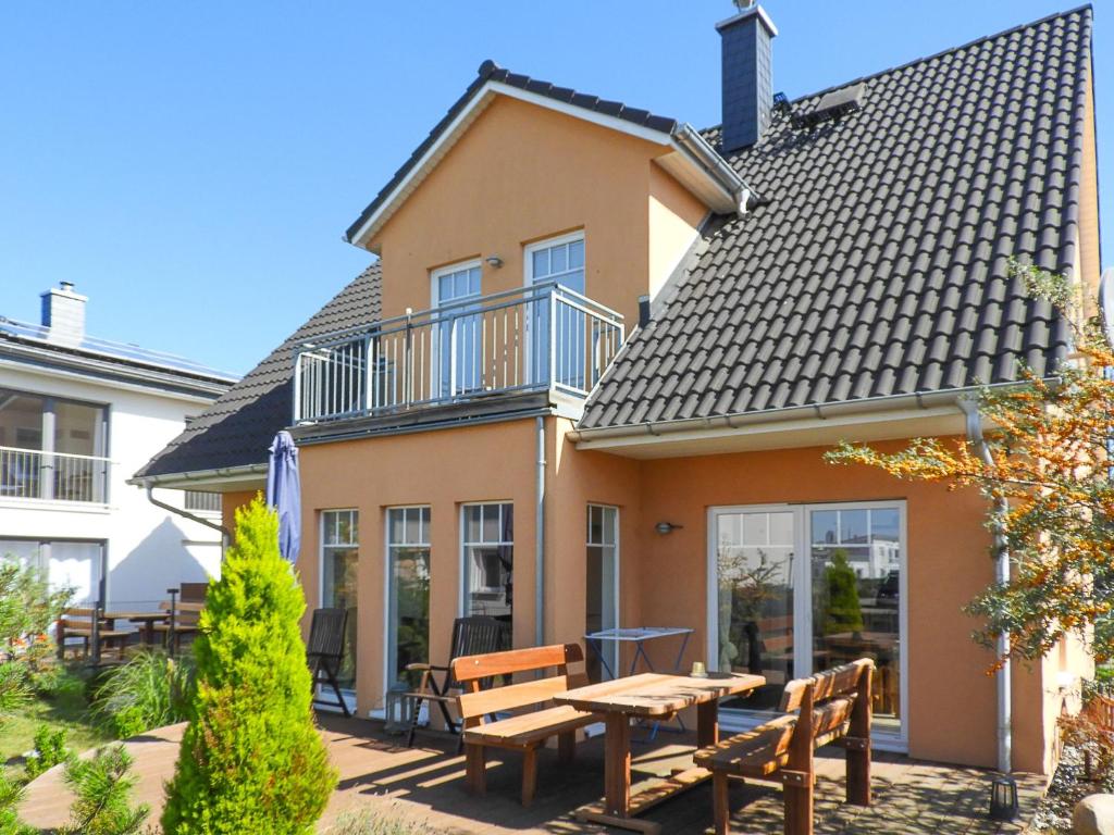 a house with a picnic table in front of it at Peenemünde, TOP-Ferienhaus am Seglerhafen in Peenemünde