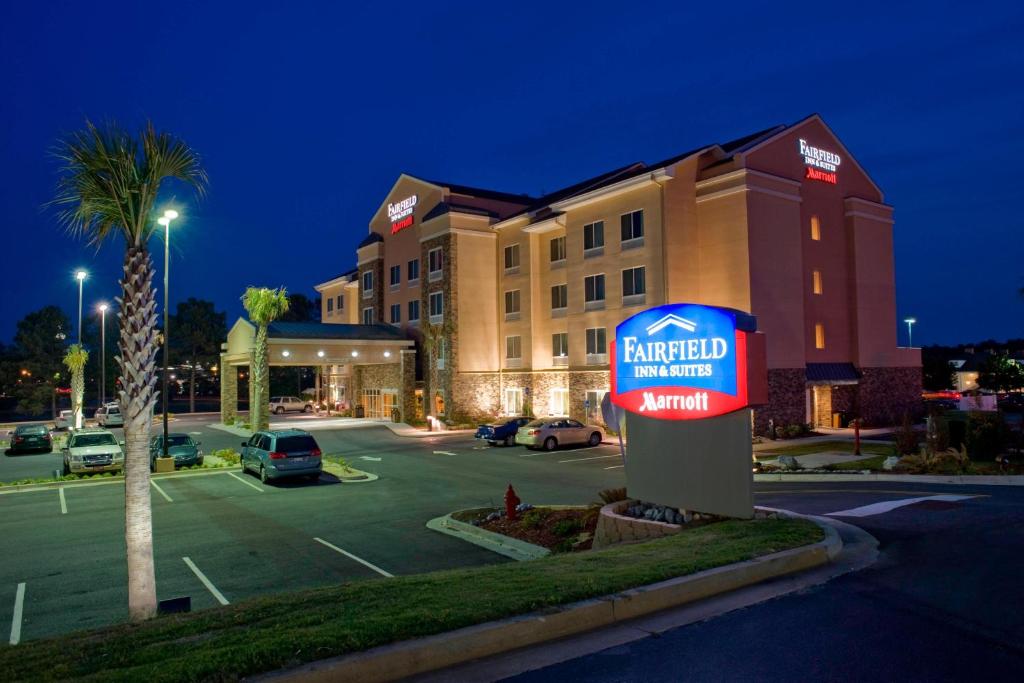a hotel with a sign in front of a parking lot at Fairfield Inn & Suites by Marriott Commerce in Commerce