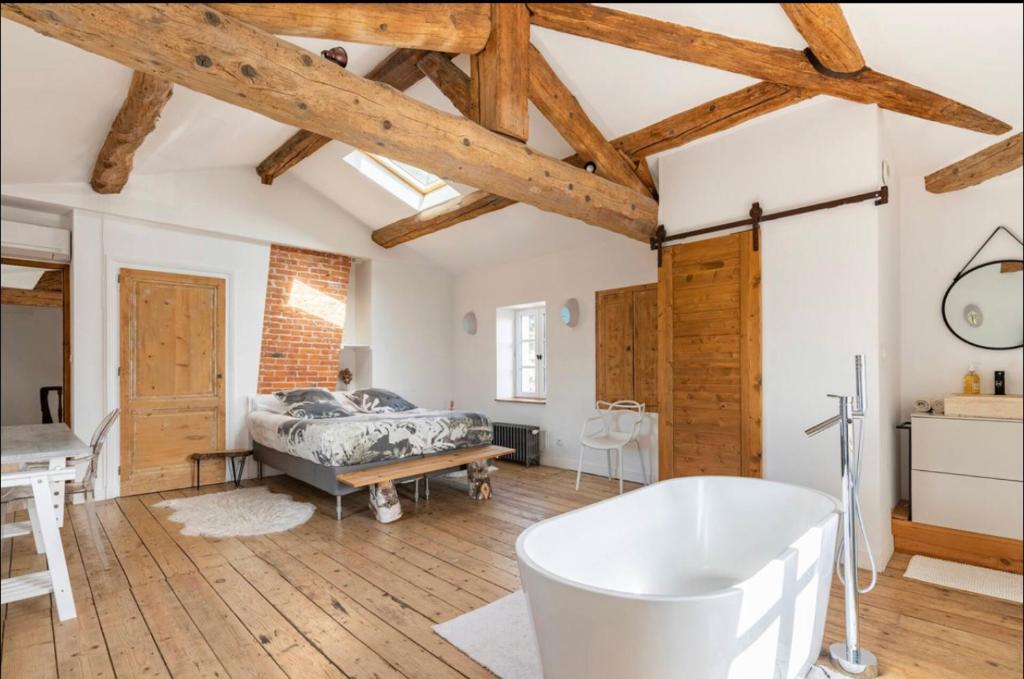 Aux Tourelles 1888 - tres proche Lyon - Triple Chambre Avec Salle De Bain