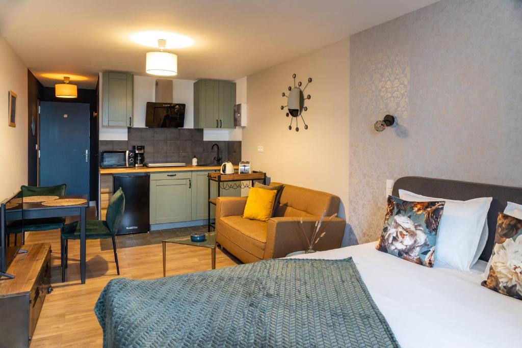 Cet appartement comprend une chambre avec un lit, un salon et une cuisine. dans l'établissement Escapade Place 11 N4 - Studio Dinan Centre, à Dinan