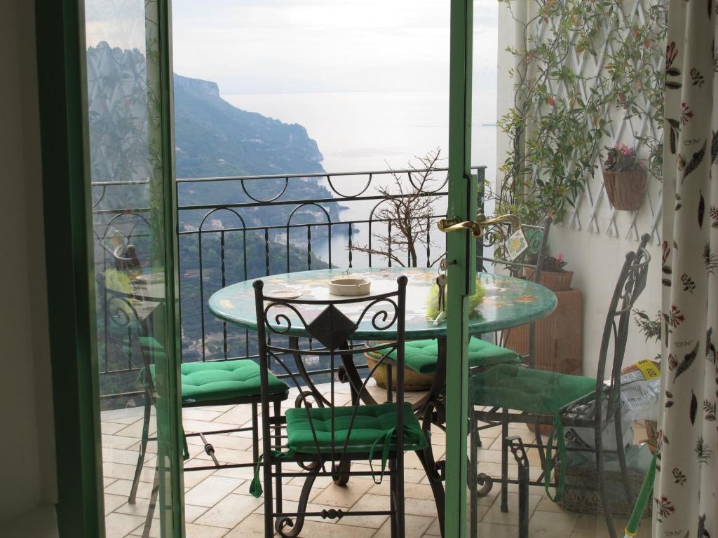 ラヴェッロにあるTorre del Sognoの景色を望むバルコニー(テーブル、椅子付)