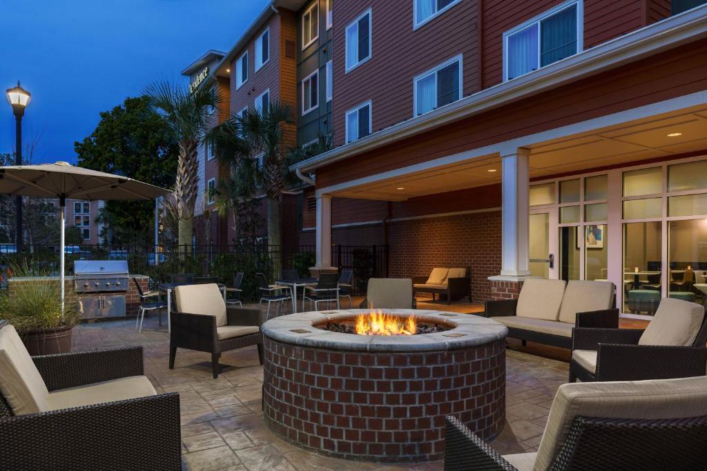 een vuurplaats midden op een patio bij Residence Inn by Marriott Charleston North/Ashley Phosphate in Charleston