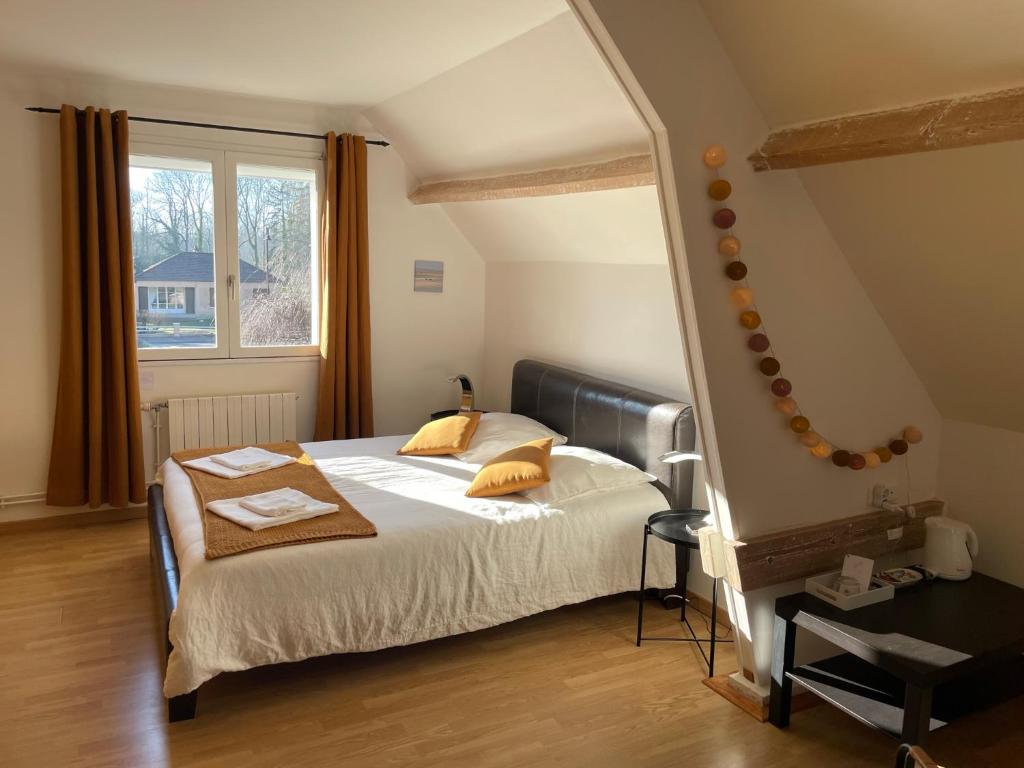 Un dormitorio con una cama grande y una ventana en Le Vrai Paradis, en Estréboeuf