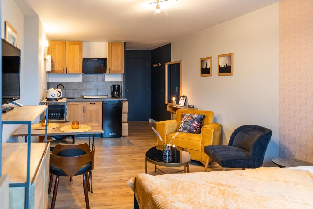 een kleine woonkamer met een keuken en een woonkamer bij Escapade Place 11 N3- Studio Dinan centre in Dinan