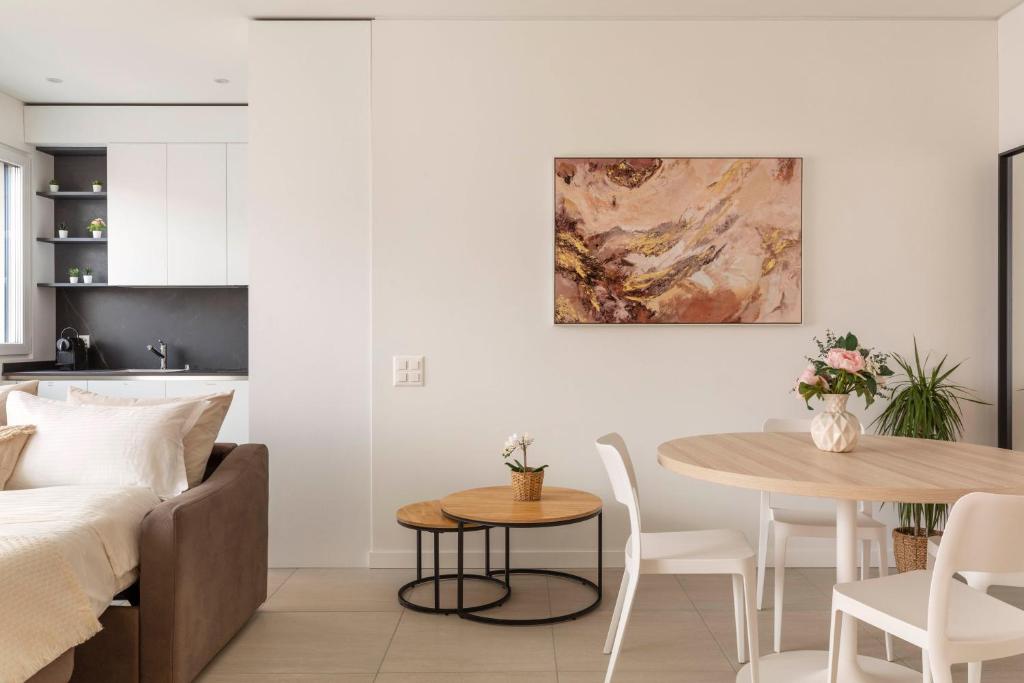 Rúm í herbergi á Magic Deluxe Suites - Free Parking