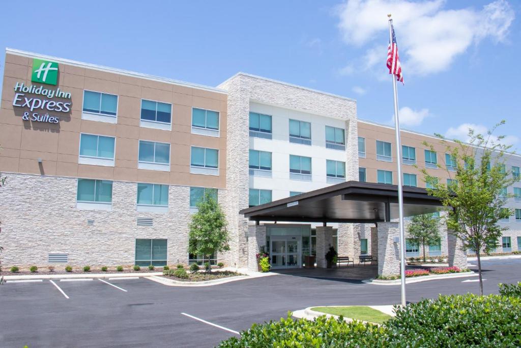 an exterior view of the holiday inn express suites at Holiday Inn Express & Suites - Tuscaloosa East - Cottondale, an IHG Hotel in Cottondale