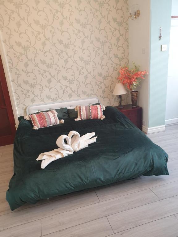 Voodi või voodid majutusasutuse Beautiful Double En-suite Room, separate entrance, Ilford, Central line Gants Hill, free parking toas