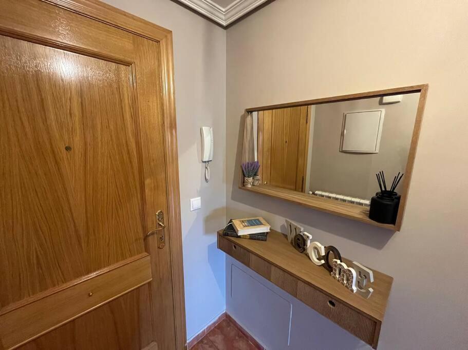 y baño con lavabo y espejo. en Apartamento Ahola II, en Ponferrada