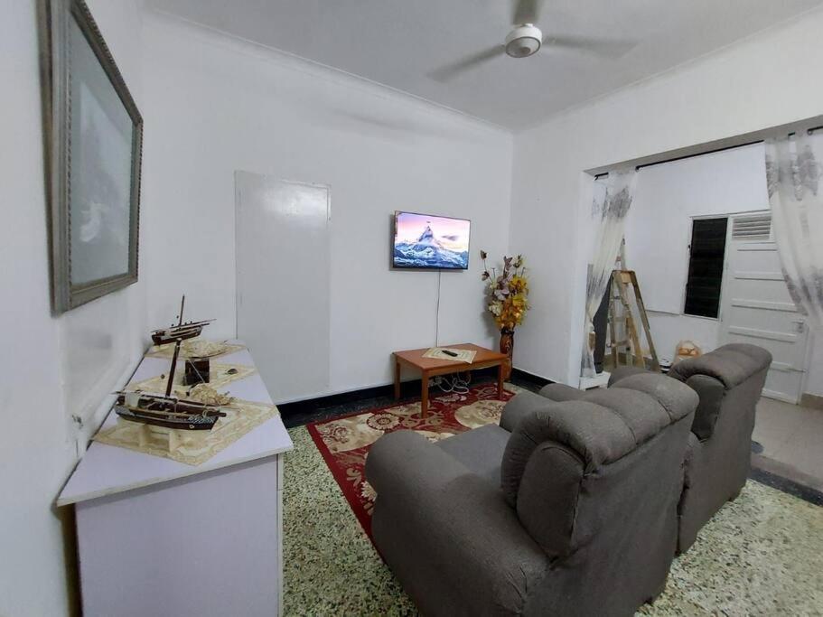 Sala de estar con 2 sofás y mesa en Mombasa Comfort House, Old Town en Mombasa