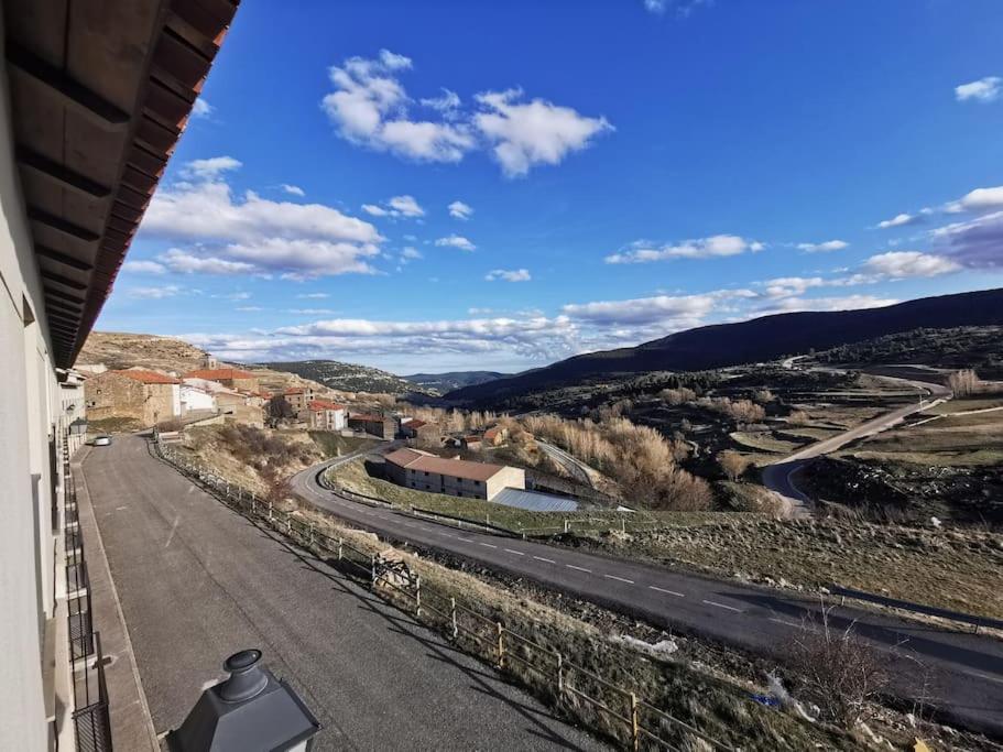 uma vista de uma janela de uma estrada em ENJOY VALDELINARES em Valdelinares