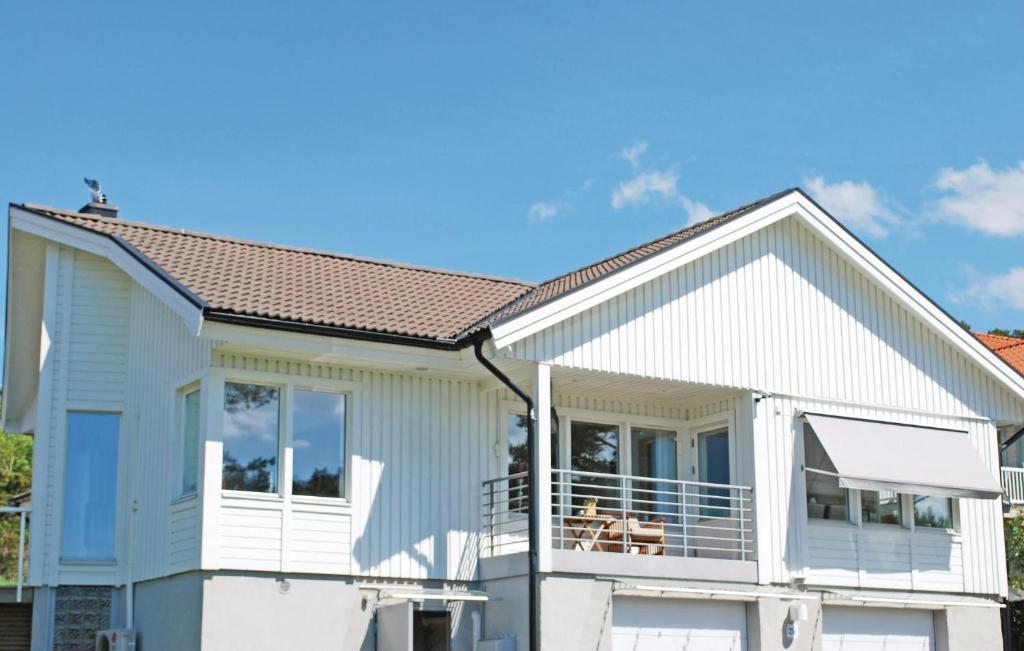 Casa blanca con balcón en Amazing Home In Vstra Frlunda With Kitchen en Västra Frölunda