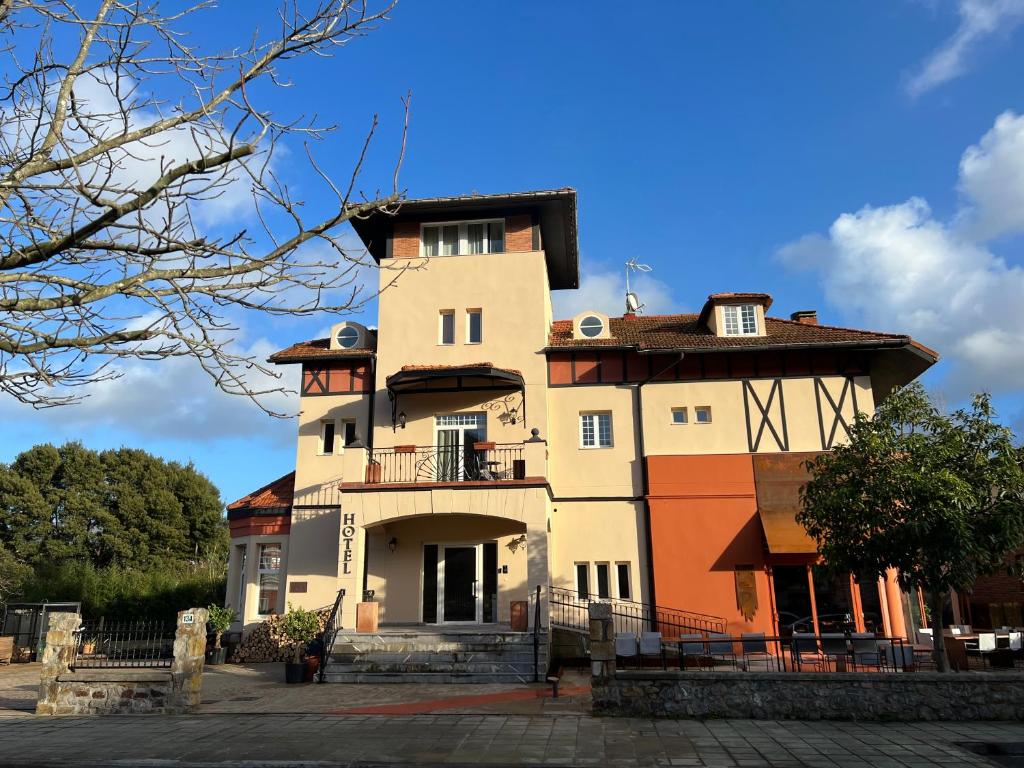 un edificio con una torre encima en Haizea, en Bakio