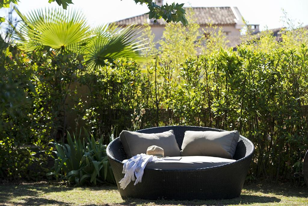 una sedia circolare seduta sull'erba in un giardino di Les Jardins de la Mer a Grimaud