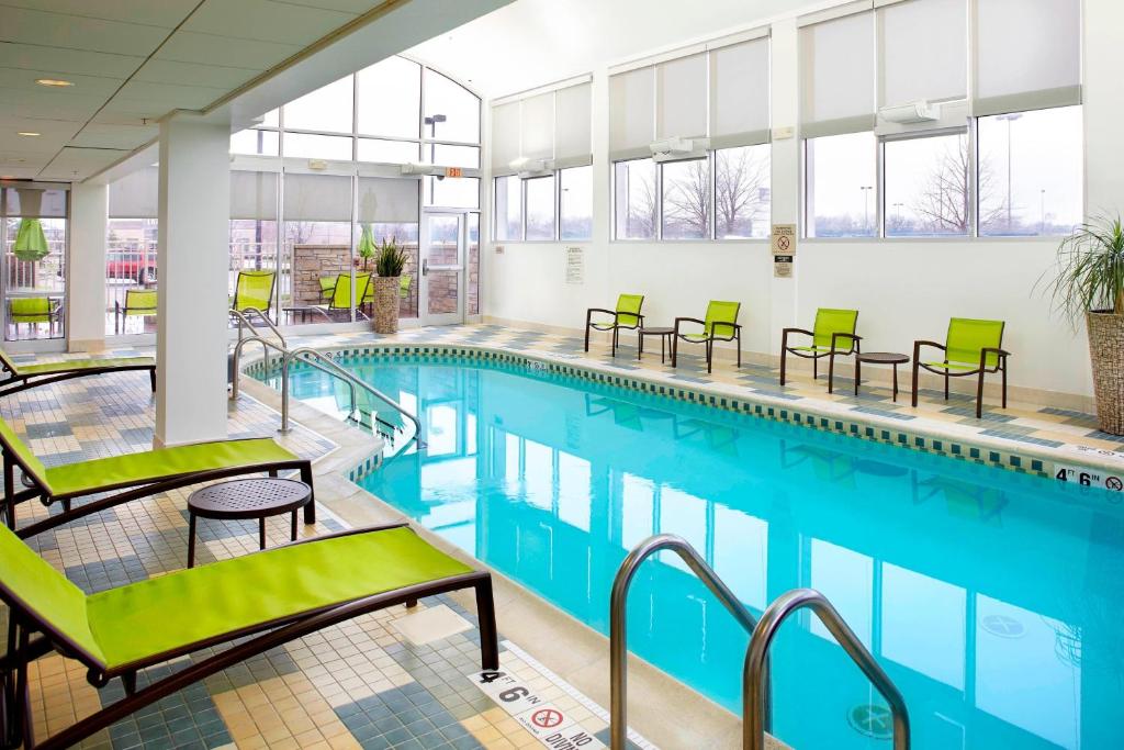 Bazén v ubytování SpringHill Suites by Marriott Chicago Waukegan/Gurnee nebo v jeho okolí