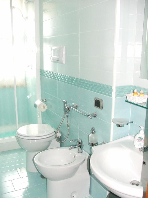 niebieska łazienka z toaletą i umywalką w obiekcie Piccolo Principe Salerno B&B w mieście Salerno