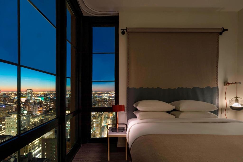 Postel nebo postele na pokoji v ubytování Moxy NYC Chelsea