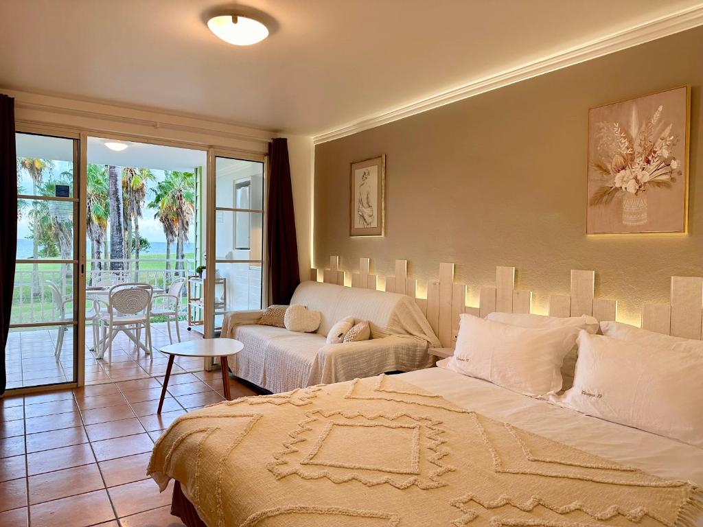 Postel nebo postele na pokoji v ubytování Curaçao 13 studio vue mer proche plage dans Complexe type Village Vacances