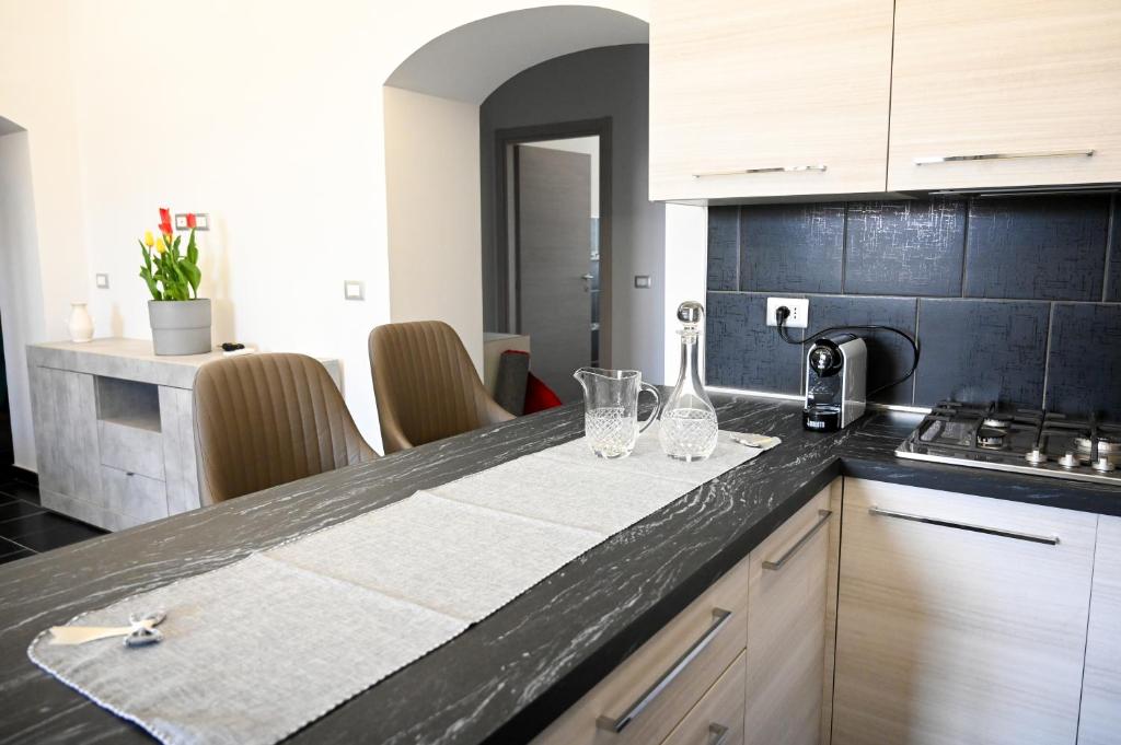 Kuchyň nebo kuchyňský kout v ubytování GIKLA MAISON