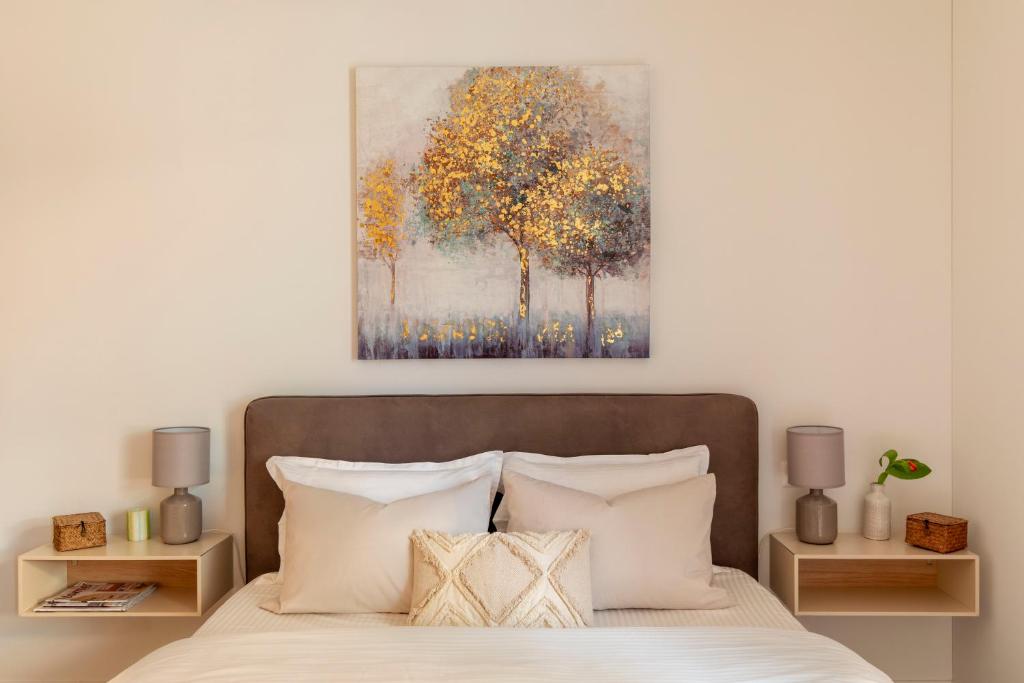 Rúm í herbergi á Magic Deluxe Suites - Free Parking