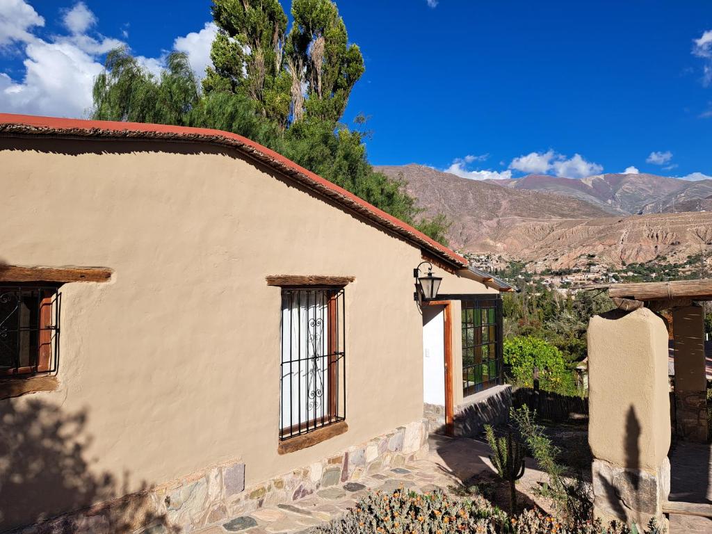 een huis met uitzicht op de bergen bij Casa en Tilcara con hermosa galería in Tilcara