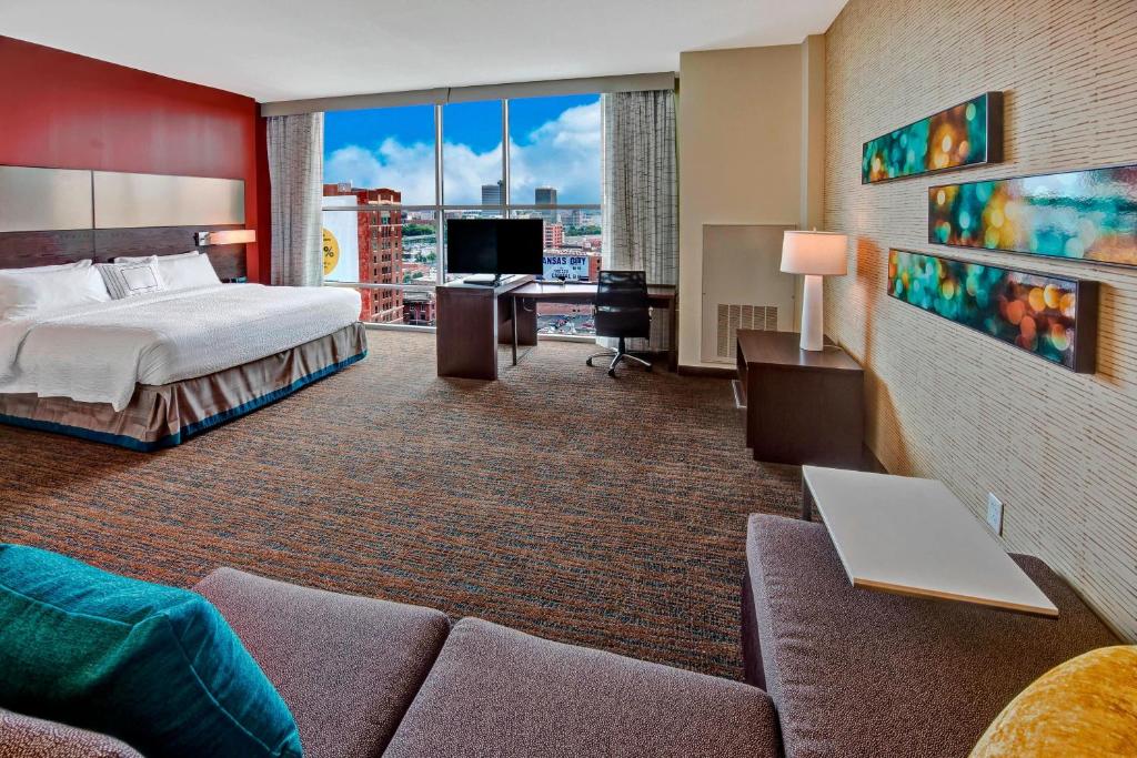 pokój hotelowy z łóżkiem i kanapą w obiekcie Residence Inn by Marriott Kansas City Downtown/Convention Center w mieście Kansas City
