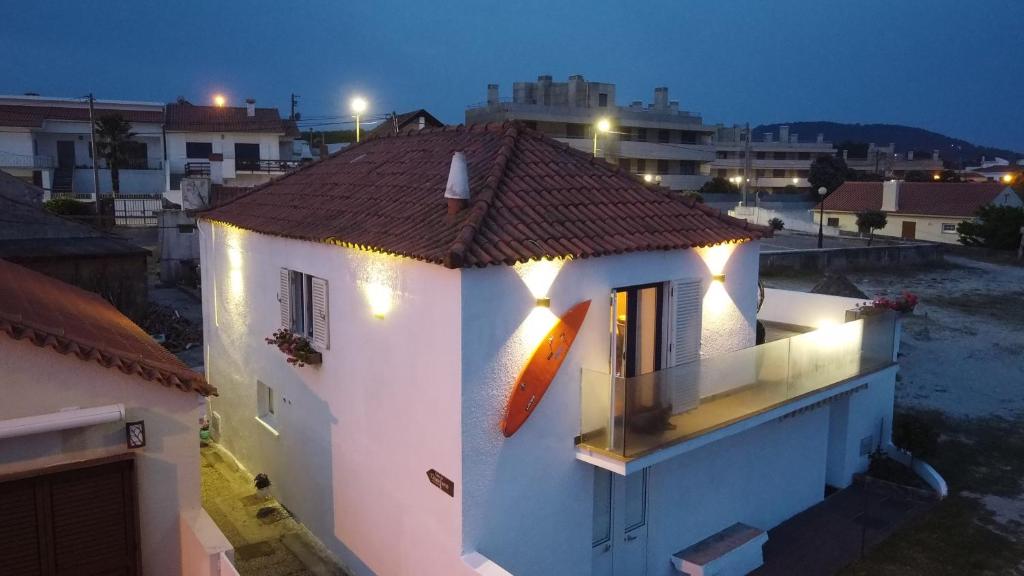 um edifício branco com luzes em cima em Casa de Chanquete em Viana do Castelo