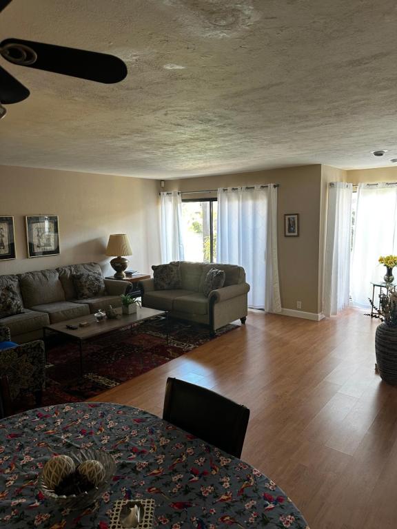 una sala de estar con un sofá y una mesa en Carlsbad Hideway Pool Spa, en Carlsbad