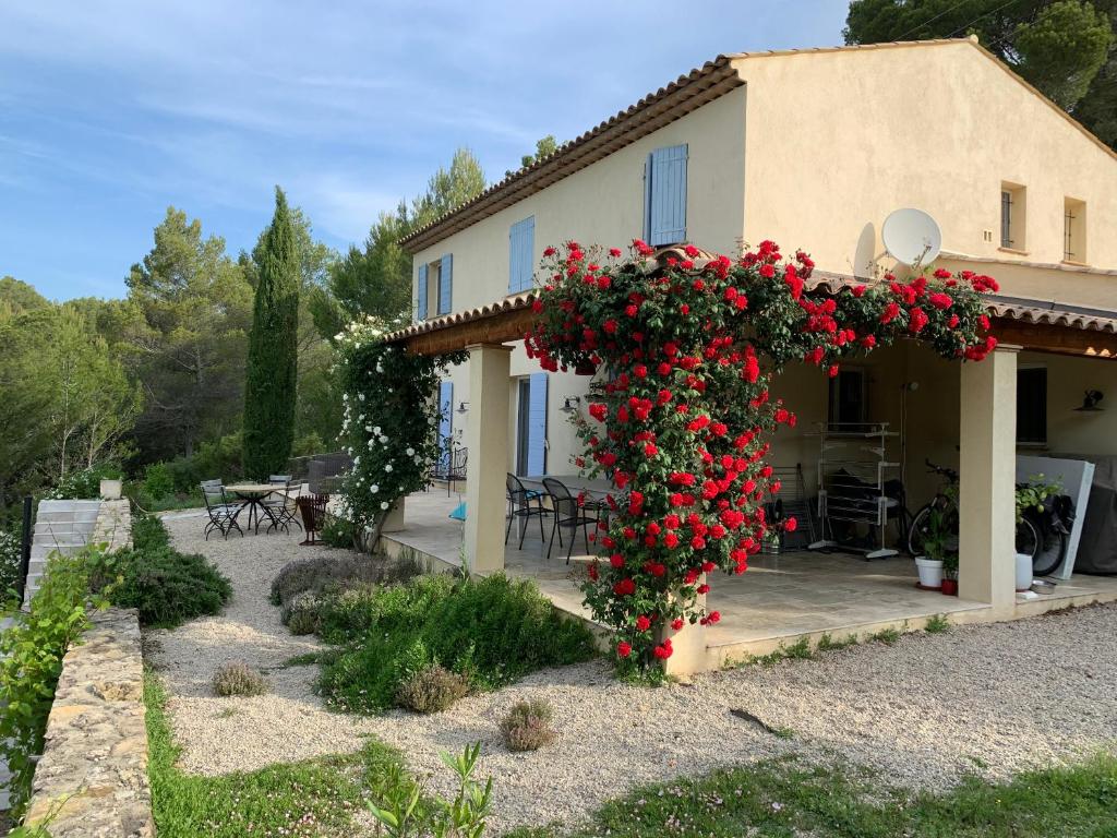 uma casa com um ramo de flores vermelhas em Bramasole em Tourtour