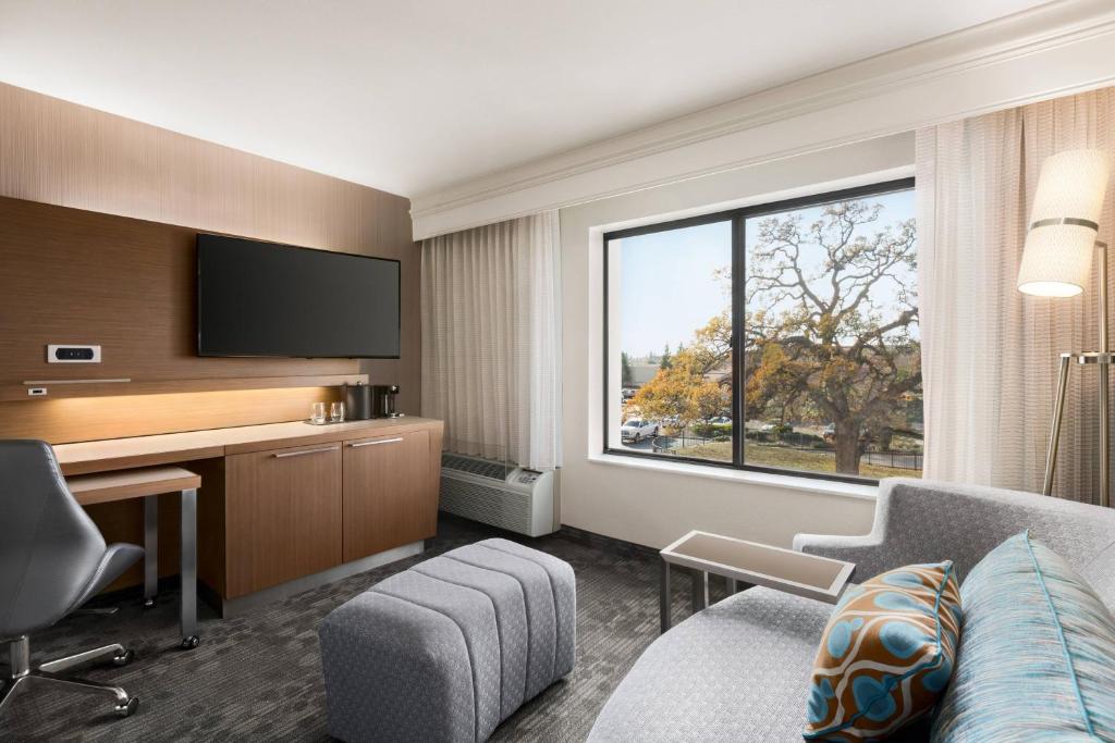 Courtyard by Marriott Roseville - Quarto King Com Vista Pátio, Sofá-Cama E Varanda