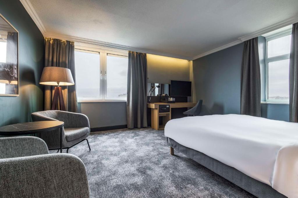 Radisson Hotel York - Superior Room With Minister View