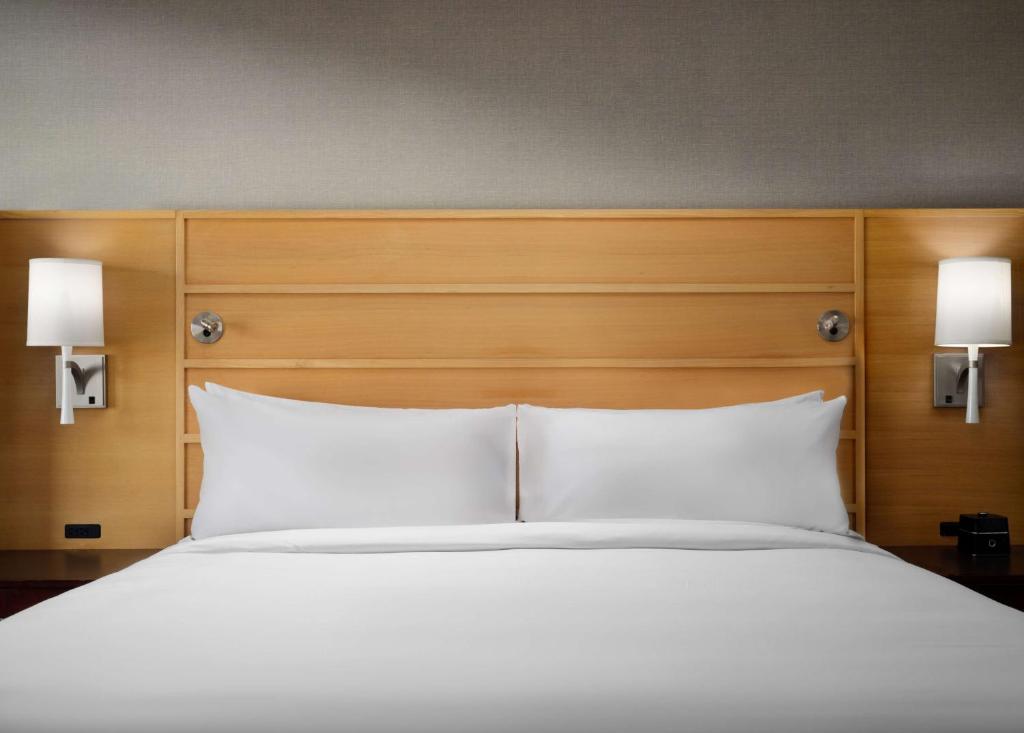 Sonesta Redondo Beach and Marina - Deluxe King Room