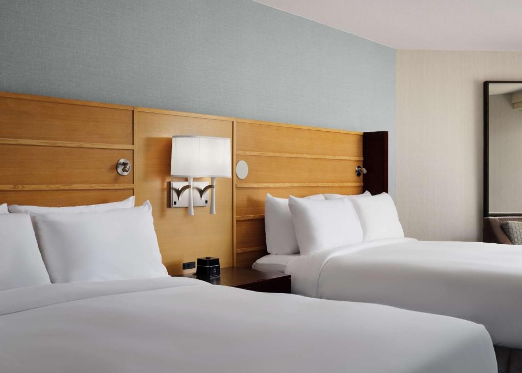 Sonesta Redondo Beach and Marina - Deluxe Twee Queensize Bedden