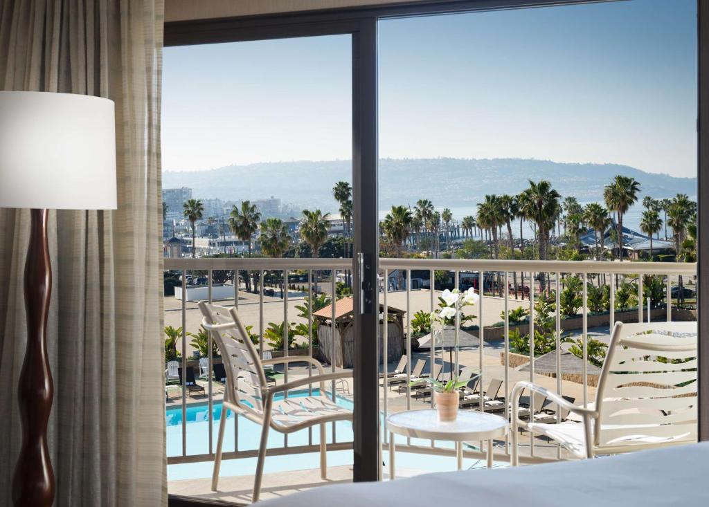 Sonesta Redondo Beach and Marina - Executive King Room - Pool View