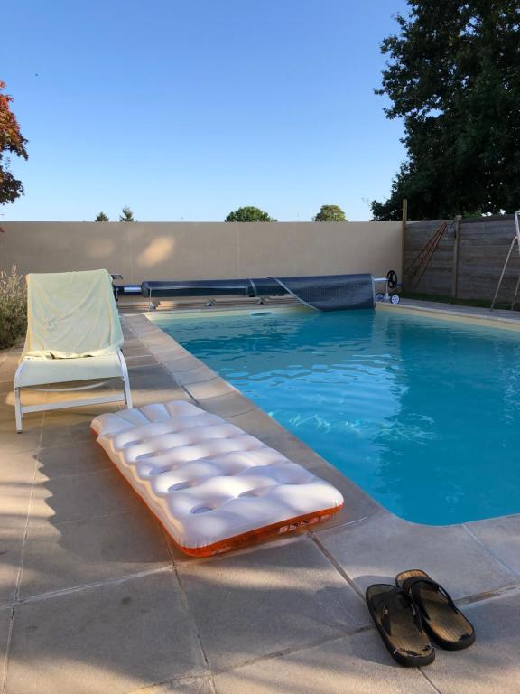 Πισίνα στο ή κοντά στο B and B chambres d’hôtes 24 h du Mans et Le Mans Classic