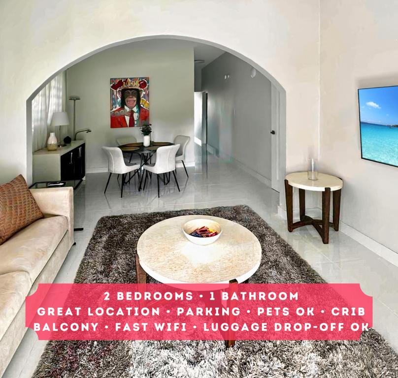 un soggiorno con divano e tavolo di Breathtaking 2-Bedroom Beachside Apartment a San Juan