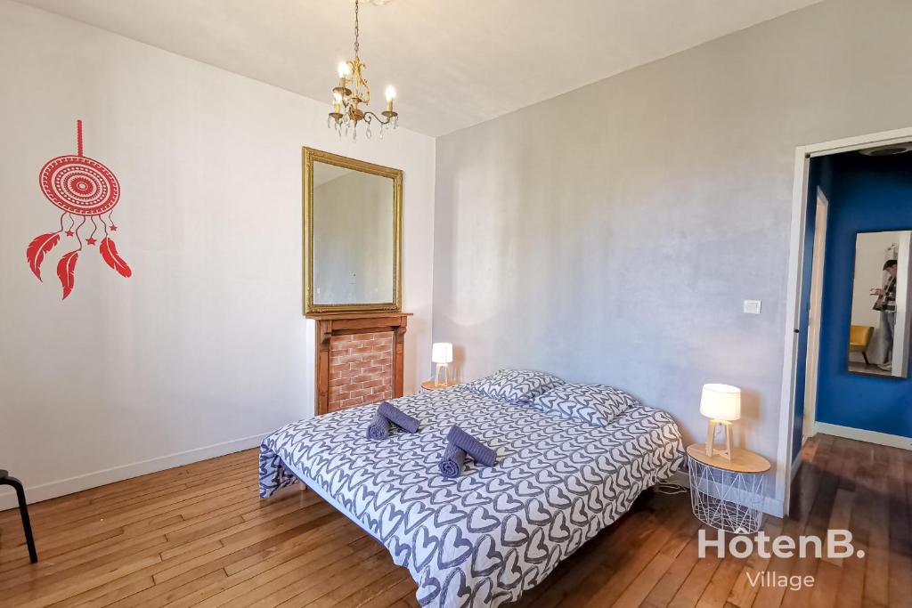 Posteľ alebo postele v izbe v ubytovaní La Belle Agapanthe-Iris - Maison de ville à Limoges