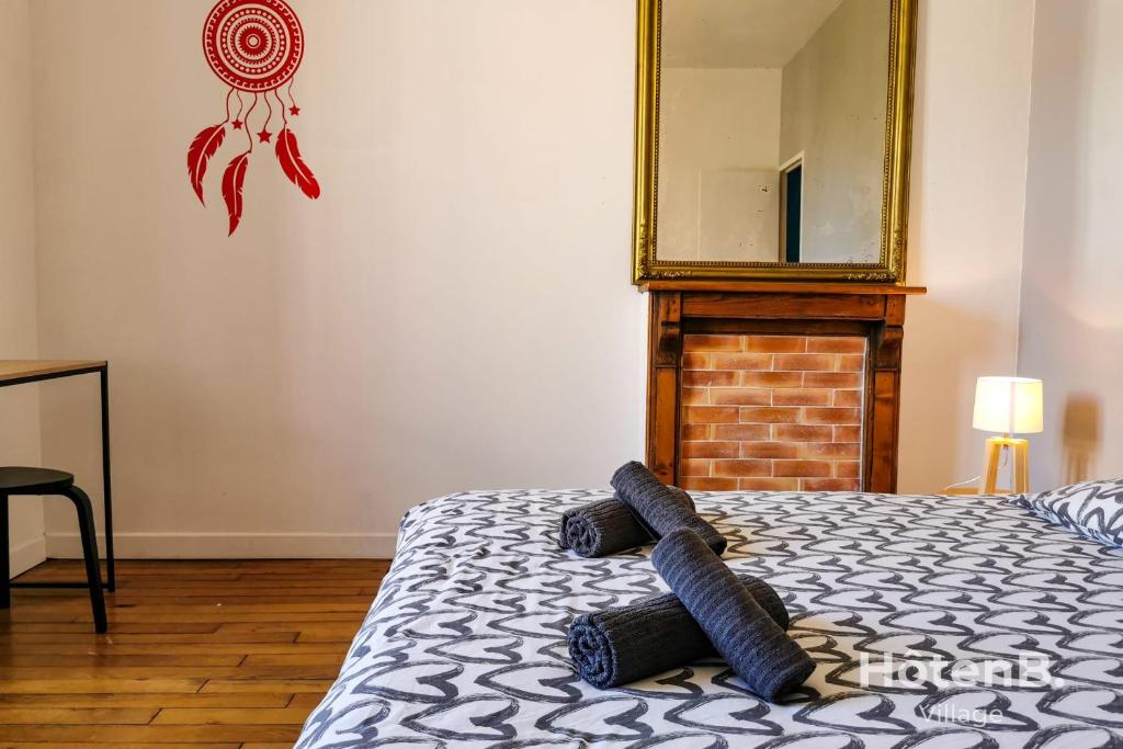Posteľ alebo postele v izbe v ubytovaní La Belle Agapanthe-Iris - Maison de ville à Limoges