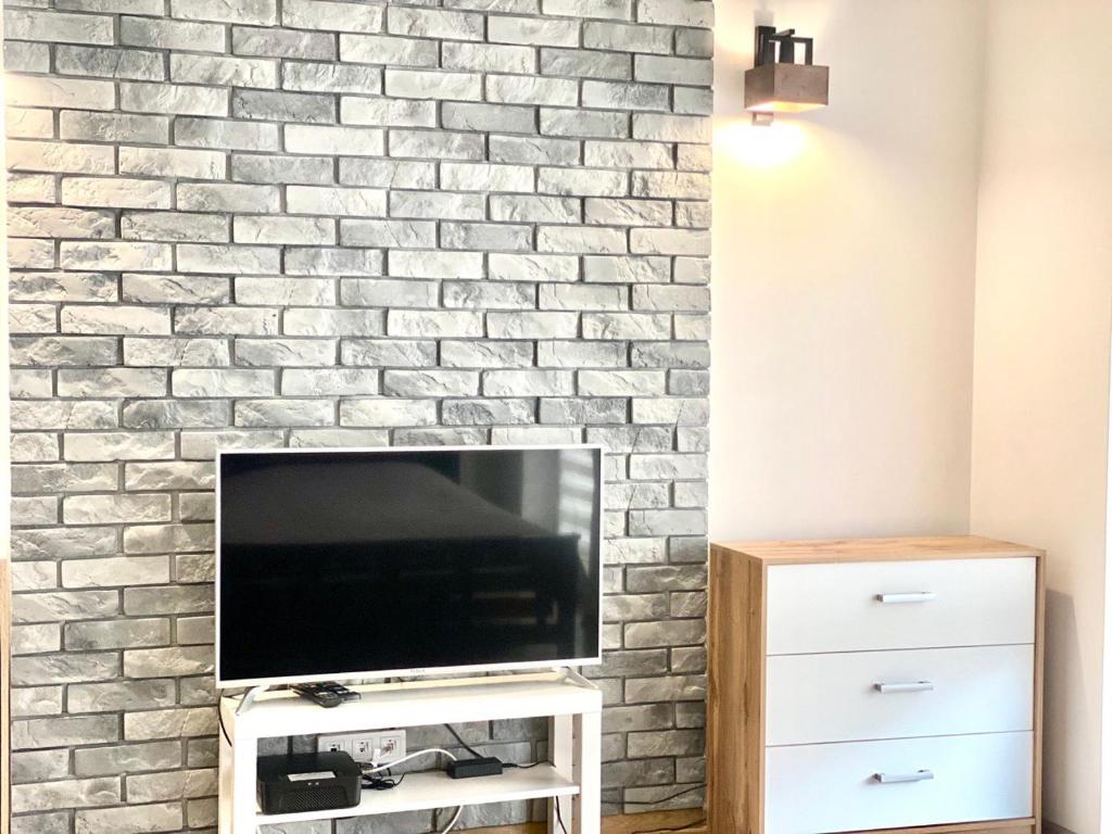 Televízia a/alebo spoločenská miestnosť v ubytovaní K22 Komputerowa Warsaw Apartments