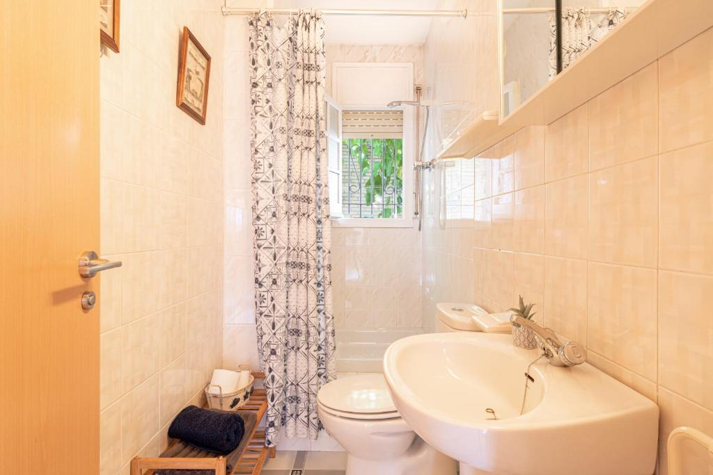 Kúpeľňa v ubytovaní "Charm & Cozy 4BR - 3BA with Pool & Barbecue"
