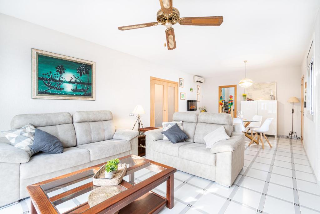 Posedenie v ubytovaní "Charm & Cozy 4BR - 3BA with Pool & Barbecue"