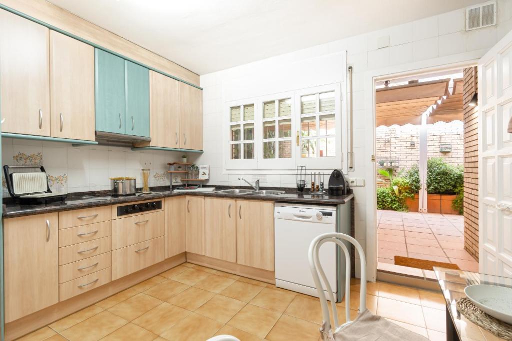 Kuchyňa alebo kuchynka v ubytovaní "Charm & Cozy 4BR - 3BA with Pool & Barbecue"