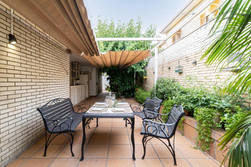 Vonkajšia záhrada v ubytovaní "Charm & Cozy 4BR - 3BA with Pool & Barbecue"