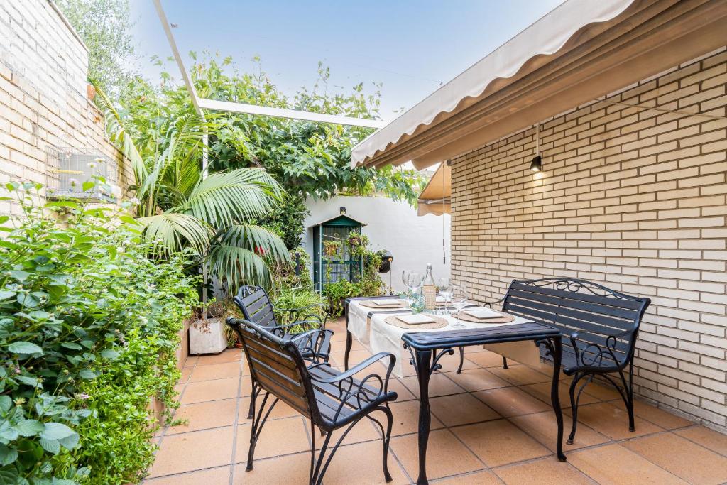 Balkón alebo terasa v ubytovaní "Charm & Cozy 4BR - 3BA with Pool & Barbecue"
