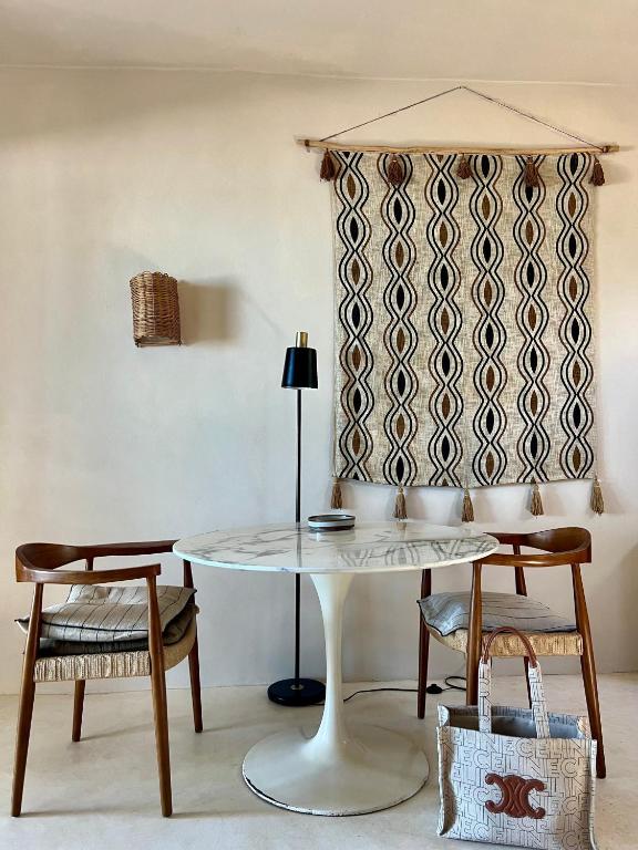 Posezení v ubytování CASA CAT BA Beachfront Boutique Hotel