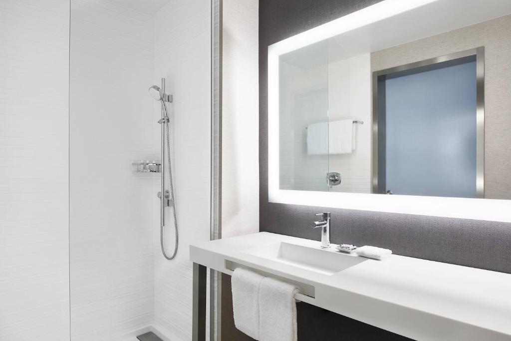 AC Hotel by Marriott Los Angeles South Bay - Guest Room, 2 Queen, City View
