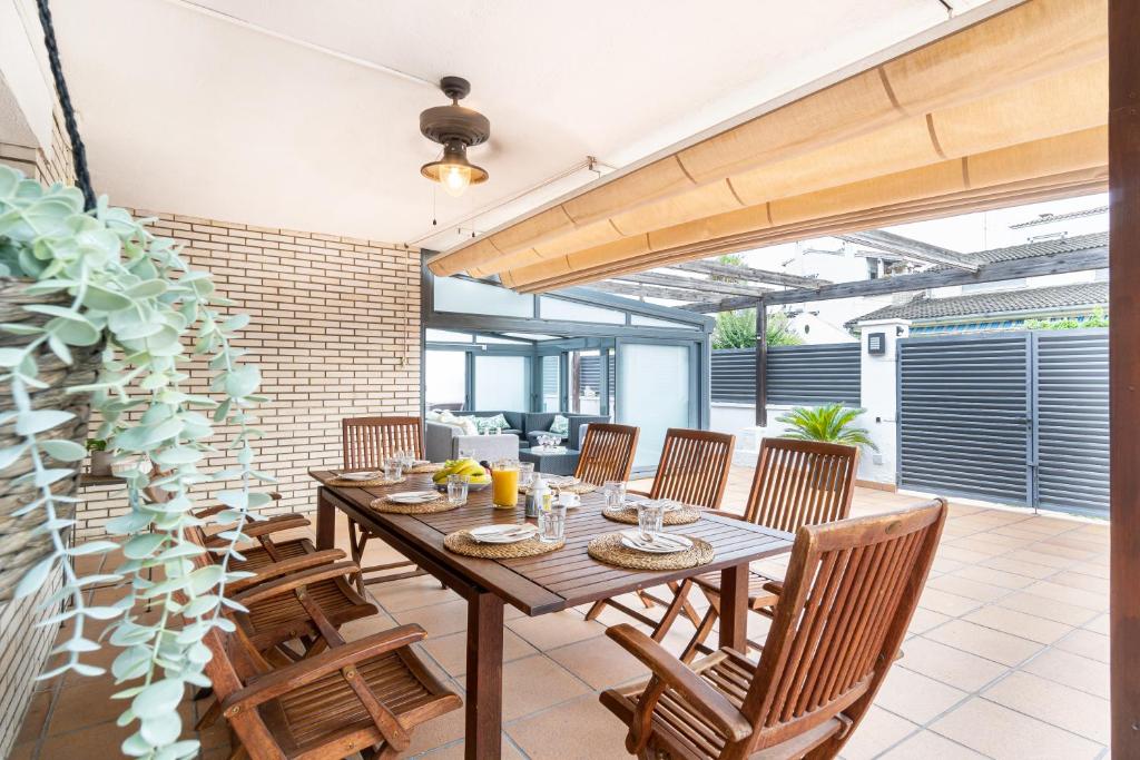 Fotografia z galérie ubytovania "Charm & Cozy 4BR - 3BA with Pool & Barbecue" v destinácii Cambrils