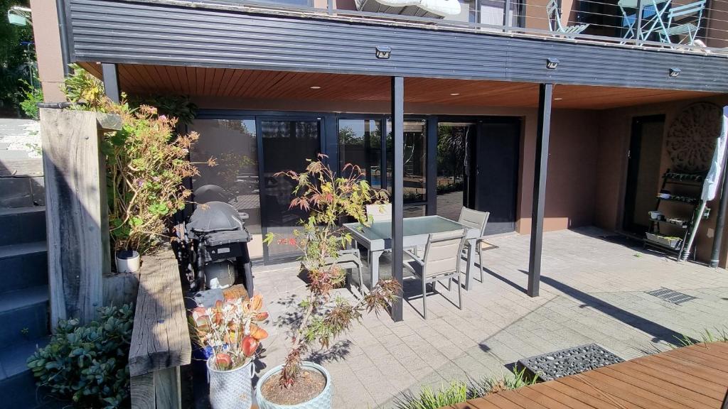 une terrasse avec une table et des chaises dans une maison dans l'établissement Guest Suite in Duffy, à Weston Creek
