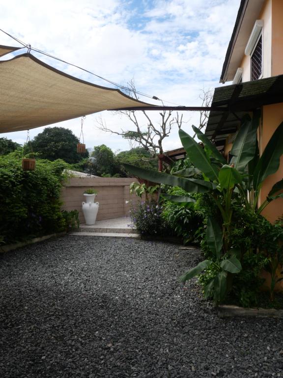 a garden with a patio with a large umbrella at Résidence Canopée in Libreville